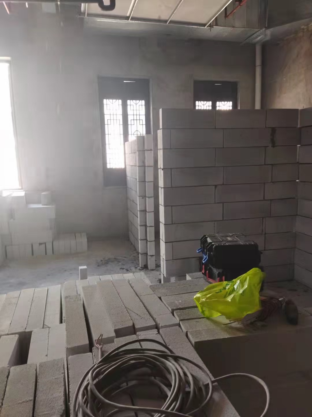 轻质砖隔墙施工场景